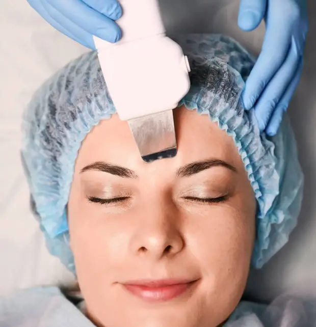 cosmetologist-cleaning-woman-forehead-with-ultrasonic-scrubber (2)