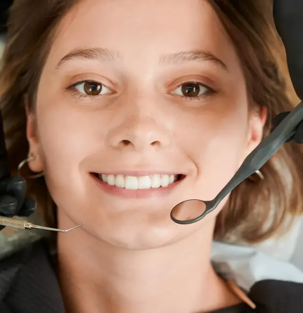 young-smiling-girl-visiting-dentist (1)